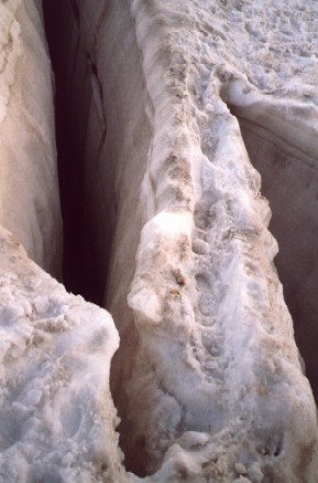 Sauschmaler Steg über richtig tiefe Gletscherspalte